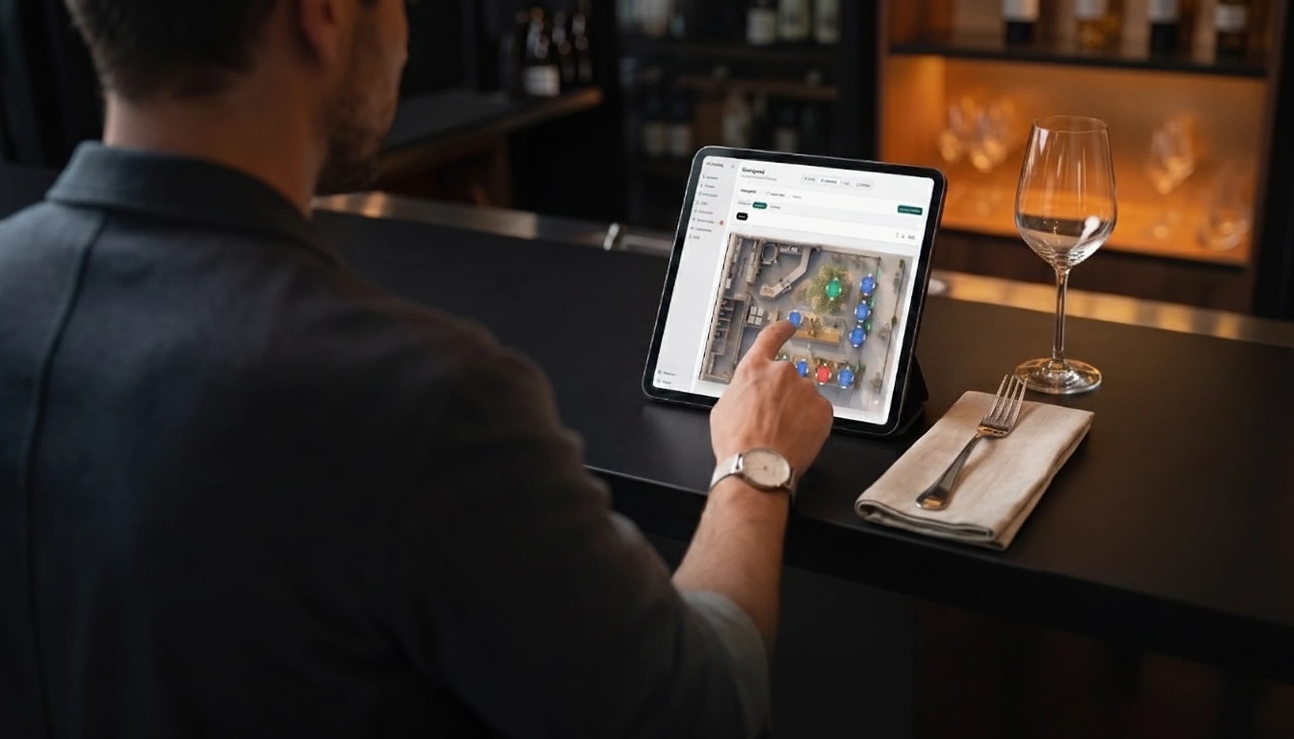 Restaurantmanager gebruikt ARC Booking op een tablet in een hospitality omgeving.